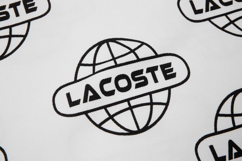 Les polos Lacoste pour homme sont le symbole parfait de l'élégance décontractée, alliant style et confort depuis des générations. Au meilleur prix.