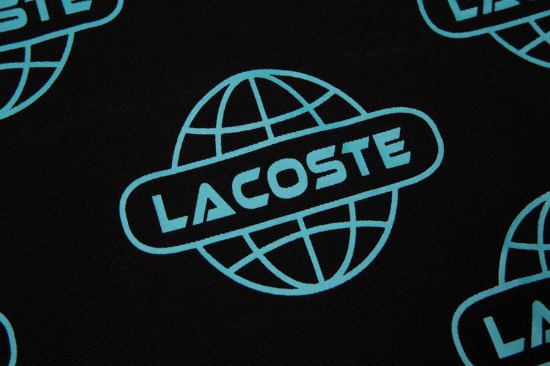 Les polos Lacoste pour homme sont le symbole parfait de l'élégance décontractée, alliant style et confort depuis des générations. Au meilleur prix.