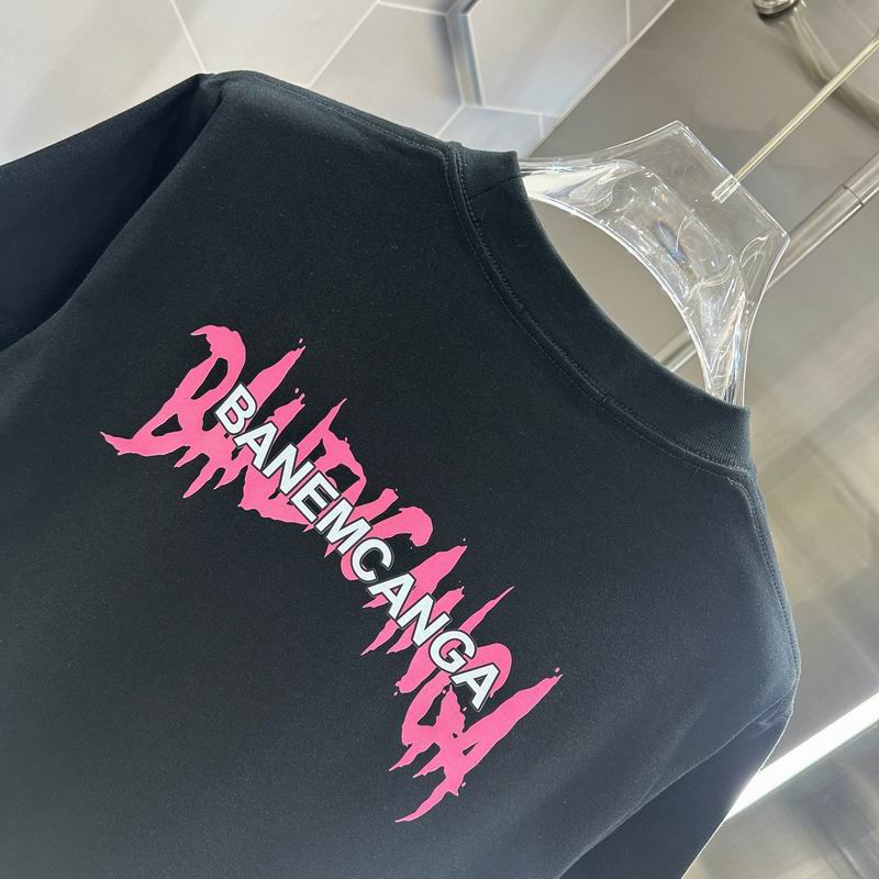 Les polos T-shirt Balenciaga pour homme incarnent l’élégance contemporaine avec une touche de minimalisme audacieux. A des prix abordable