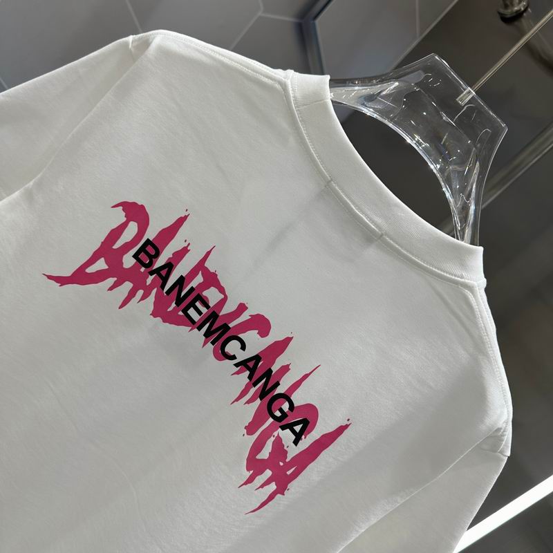 Les polos T-shirt Balenciaga pour homme incarnent l’élégance contemporaine avec une touche de minimalisme audacieux. A des prix abordable