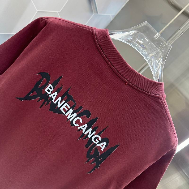 Les polos T-shirt Balenciaga pour homme incarnent l’élégance contemporaine avec une touche de minimalisme audacieux. A des prix abordable