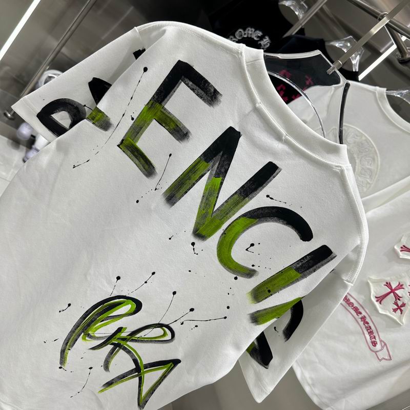 Les polos T-shirt Balenciaga pour homme incarnent l’élégance contemporaine avec une touche de minimalisme audacieux. A des prix abordable