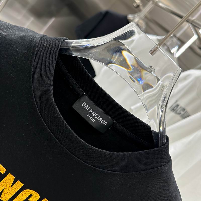 Les polos T-shirt Balenciaga pour homme incarnent l’élégance contemporaine avec une touche de minimalisme audacieux. A des prix abordable