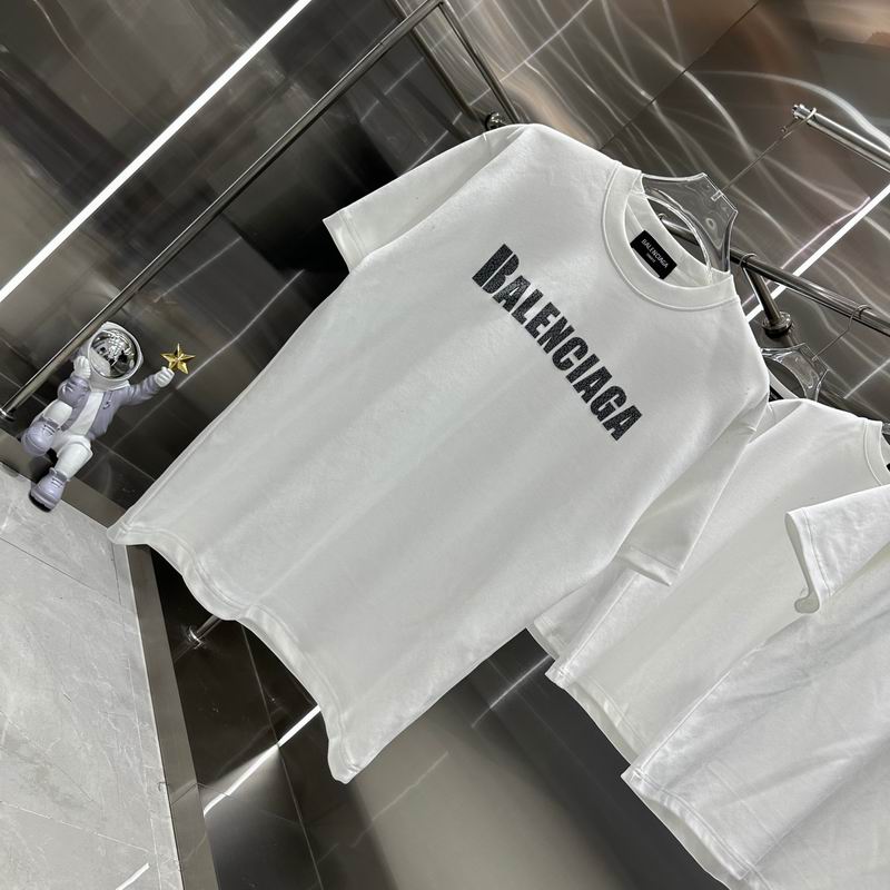 Les polos T-shirt Balenciaga pour homme incarnent l’élégance contemporaine avec une touche de minimalisme audacieux.