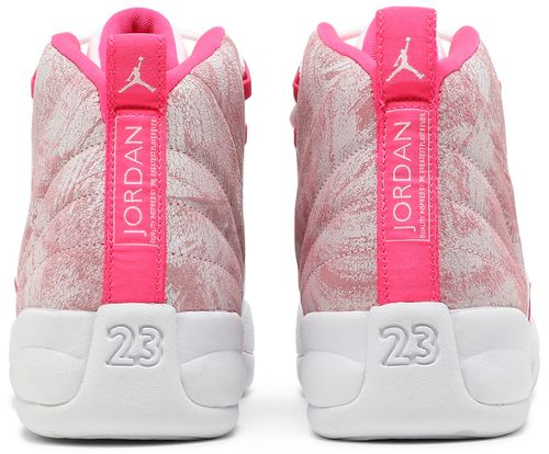 Les baskets Air Jordan 12 Femme combinent un style iconique à une performance inégalée, rendant hommage à l’héritage de Michael Jordan.