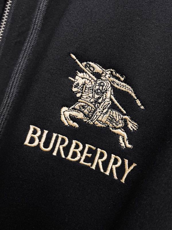 Les ensembles survêtement Burberry combinent performance et style. Leur design sophistiqué. Pas cher.le moins cher.