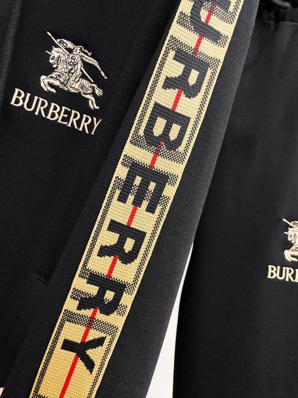 Les ensembles survêtement Burberry combinent performance et style. Leur design sophistiqué. Pas cher.le moins cher.