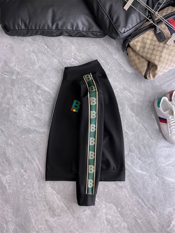 Les ensembles survêtement Burberry combinent performance et style. Leur design sophistiqué. Pas cher.le moins cher.