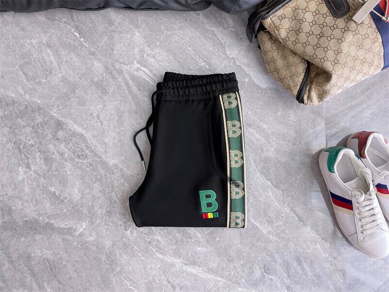 Les ensembles survêtement Burberry combinent performance et style. Leur design sophistiqué. Pas cher.le moins cher.