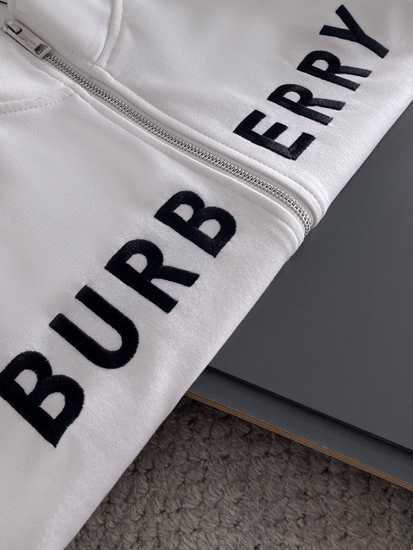 Les ensembles survêtement Burberry combinent performance et style. Leur design sophistiqué. Pas cher.le moins cher.