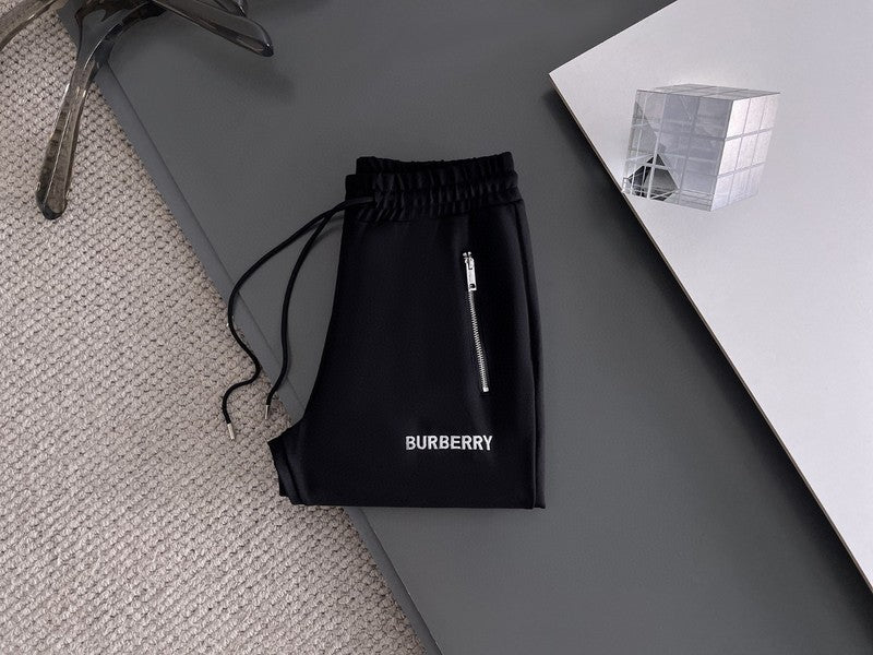 Les ensembles survêtement Burberry combinent performance et style. Leur design sophistiqué. Pas cher.le moins cher.