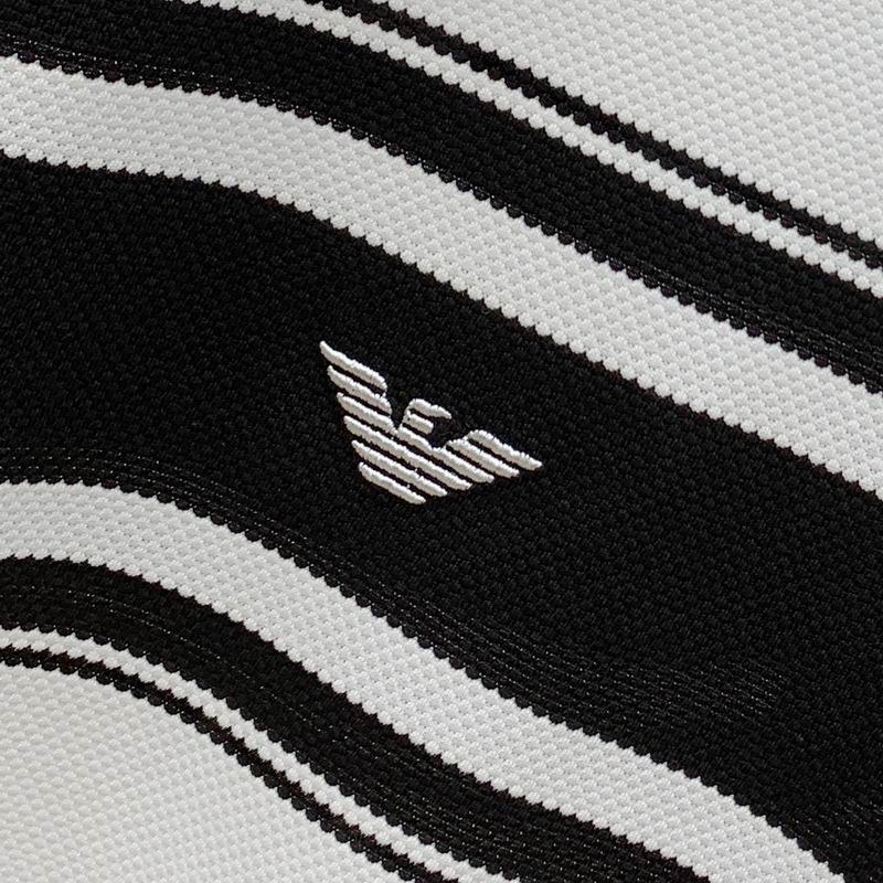 Les polos Armani pour homme reflètent l’élégance raffinée et le savoir-faire emblématique de la maison italienne. Au meilleur prix