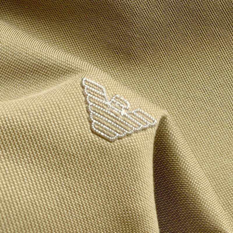 Les polos Armani pour homme reflètent l’élégance raffinée et le savoir-faire emblématique de la maison italienne. Au meilleur prix