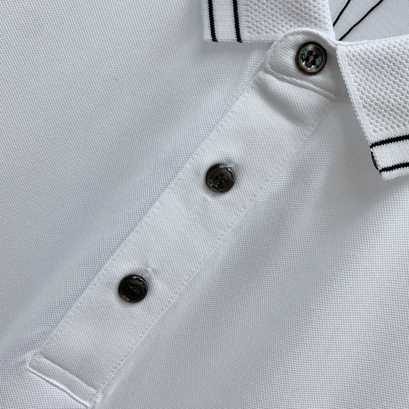 Les polos Armani pour homme reflètent l’élégance raffinée et le savoir-faire emblématique de la maison italienne. Au meilleur prix