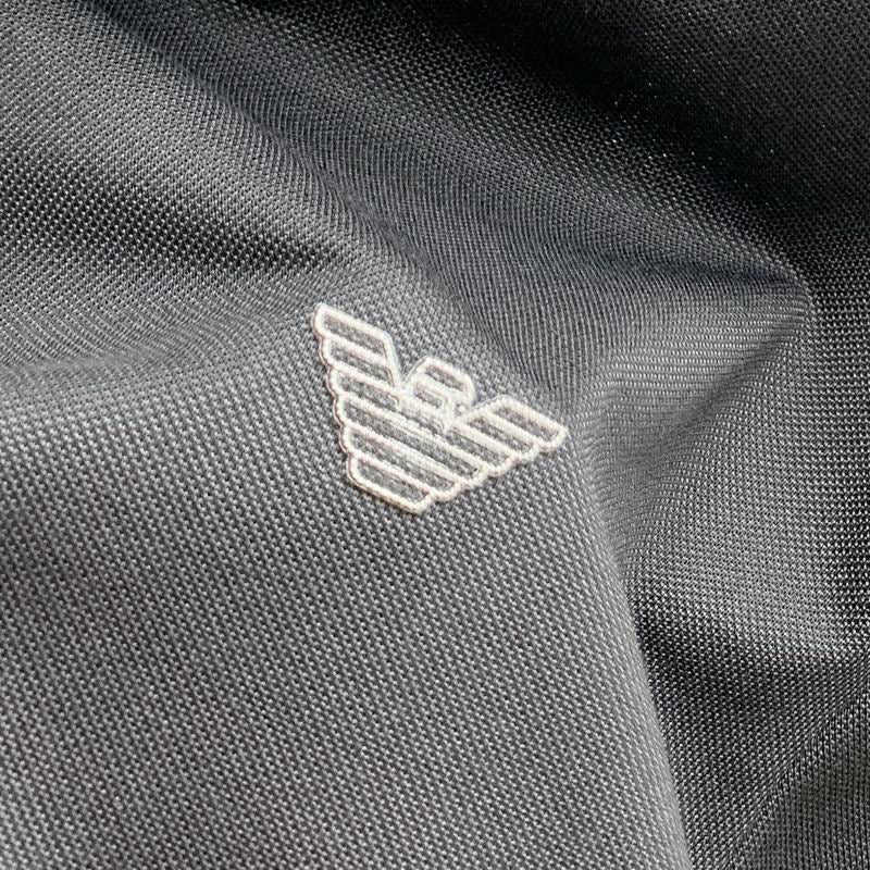 Les polos Armani pour homme reflètent l’élégance raffinée et le savoir-faire emblématique de la maison italienne. Au meilleur prix