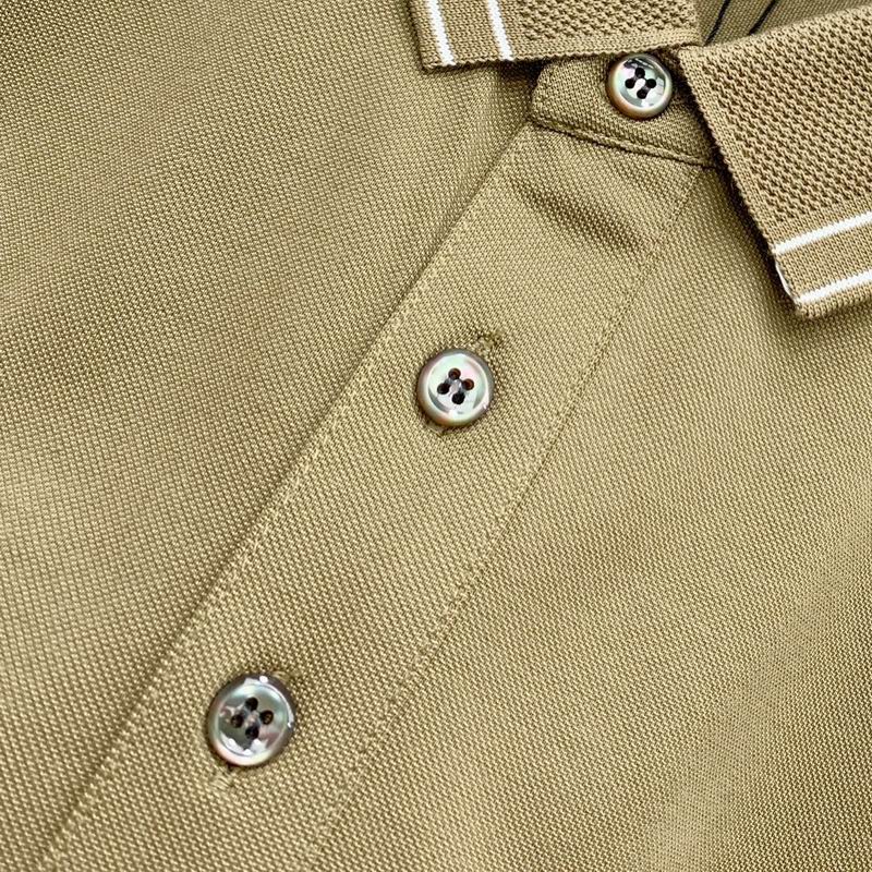 Les polos Armani pour homme reflètent l’élégance raffinée et le savoir-faire emblématique de la maison italienne. Au meilleur prix