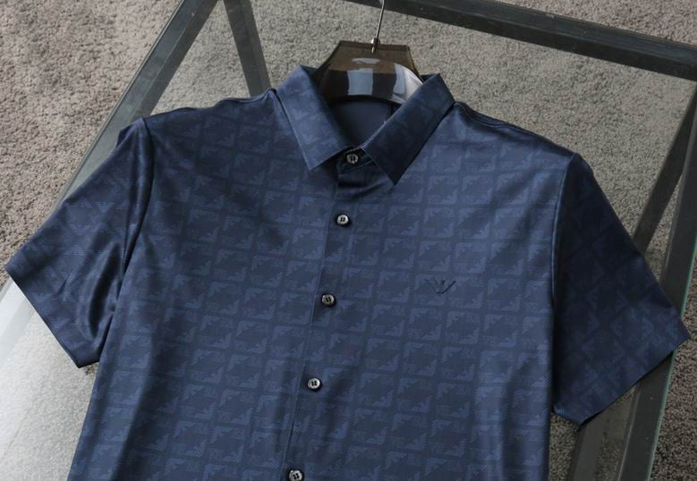 Les polos Armani pour homme reflètent l’élégance raffinée et le savoir-faire emblématique de la maison italienne. Au meilleur prix