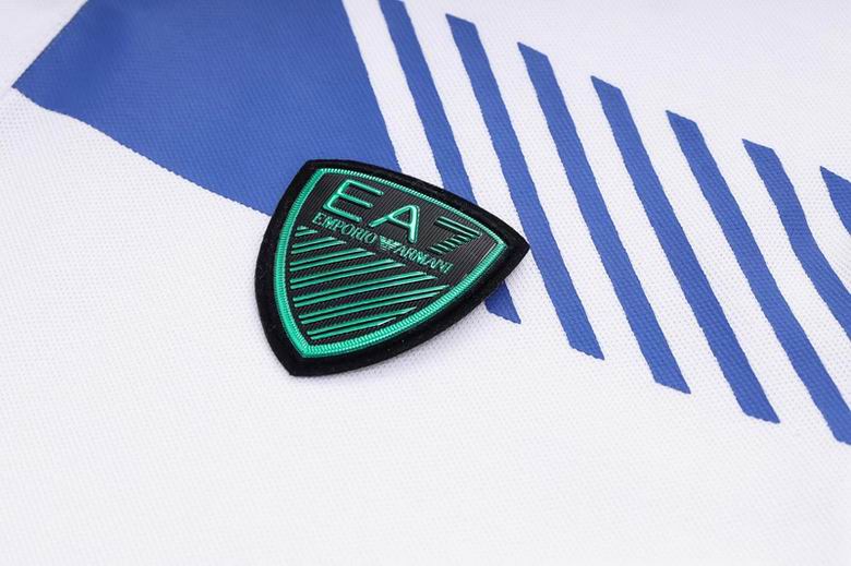 Les polos Armani pour homme reflètent l’élégance raffinée et le savoir-faire emblématique de la maison italienne. Au meilleur prix