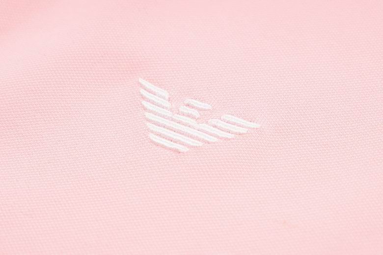 Les polos Armani pour homme reflètent l’élégance raffinée et le savoir-faire emblématique de la maison italienne. Au meilleur prix