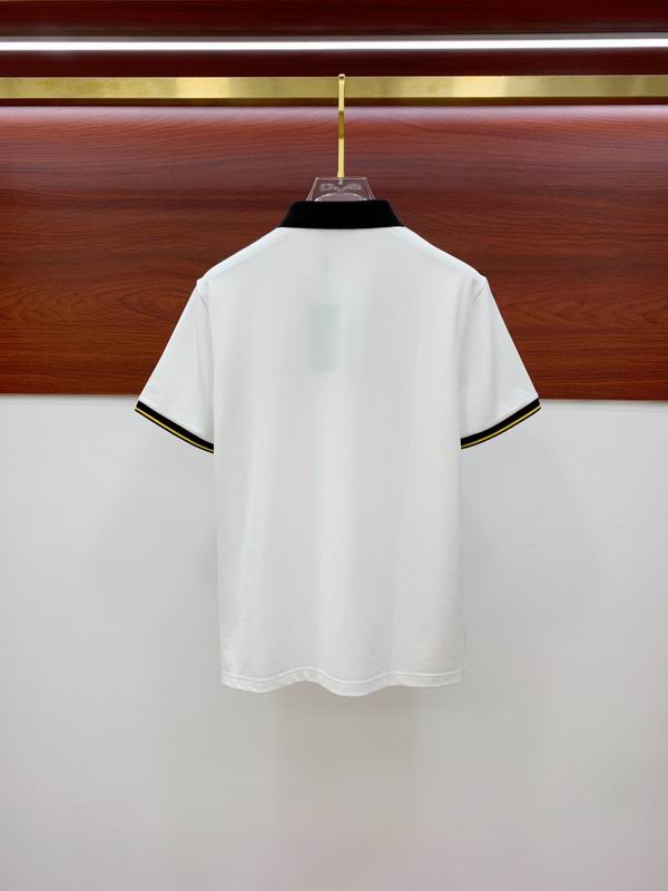 Les polos fendi pour homme reflètent l’élégance raffinée et le savoir-faire emblématique de la maison italienne.