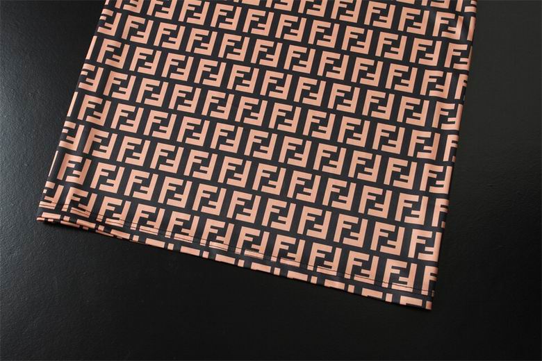 Les polos T-shirt Fendi pour homme incarnent l’élégance italienne avec une touche de modernité , caractéristiques de la maison Fendi. Au meilleur prix
