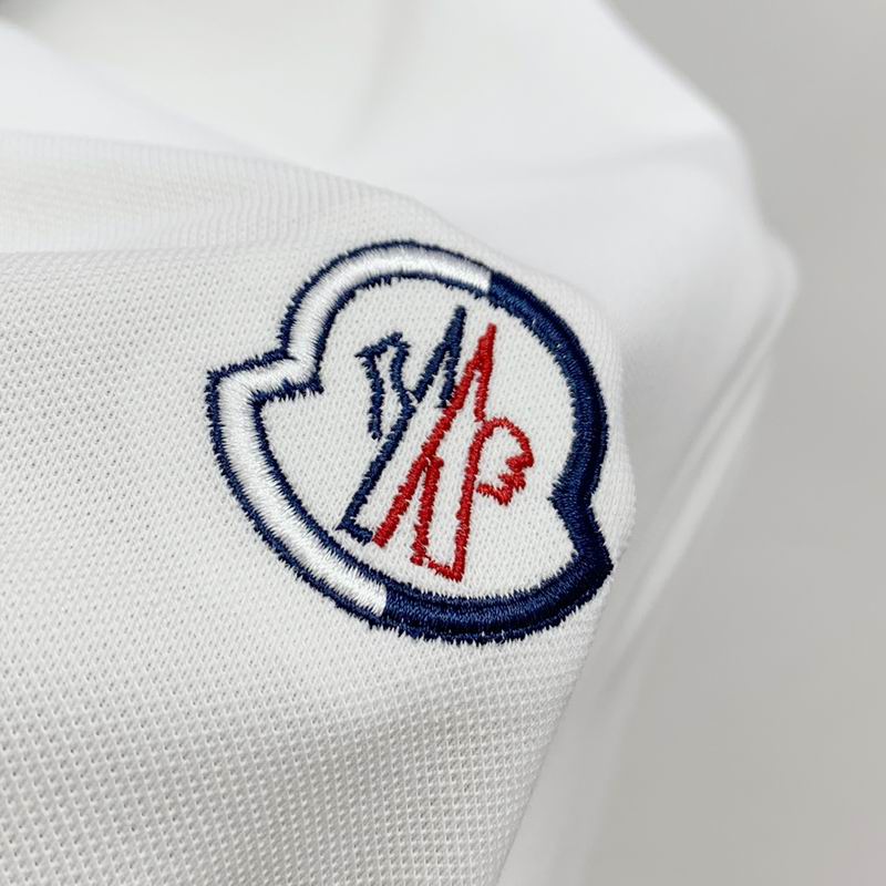 Le polo T-shirt Moncler pour homme incarne le summum de l'élégance décontractée et du style intemporel.au meilleur prix