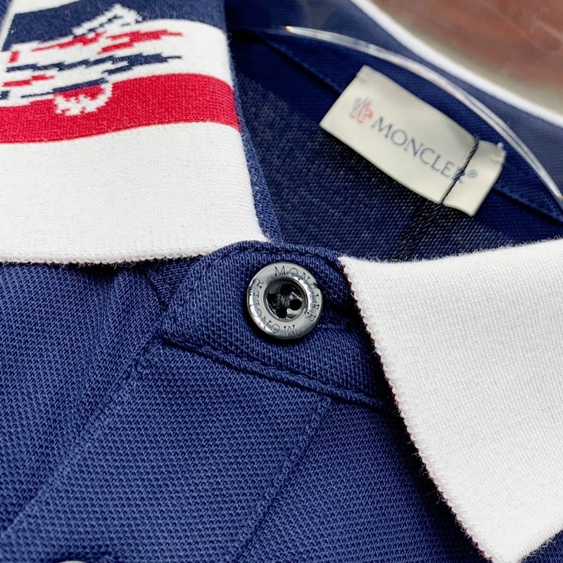 Le polo T-shirt Moncler pour homme incarne le summum de l'élégance décontractée et du style intemporel.au meilleur prix