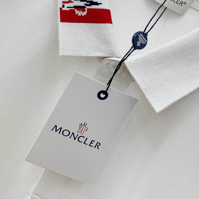 Le polo T-shirt Moncler pour homme incarne le summum de l'élégance décontractée et du style intemporel.au meilleur prix