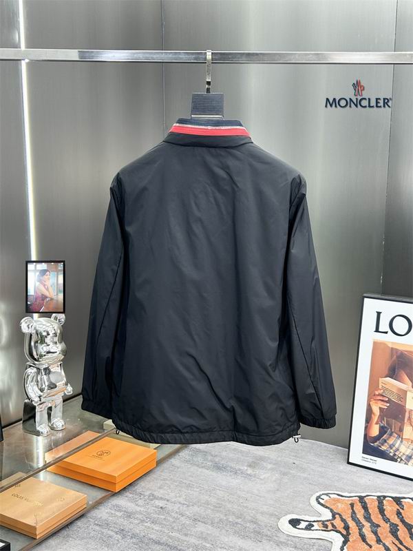 Les vestes Moncler allient élégance et modernité. Leur design sophistiqué et leurs matériaux haut de gamme en font un choix incontournable.pas cher.le moins cher.