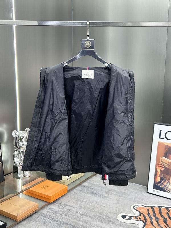 Les vestes Moncler allient élégance et modernité. Leur design sophistiqué et leurs matériaux haut de gamme en font un choix incontournable.pas cher.le moins cher.