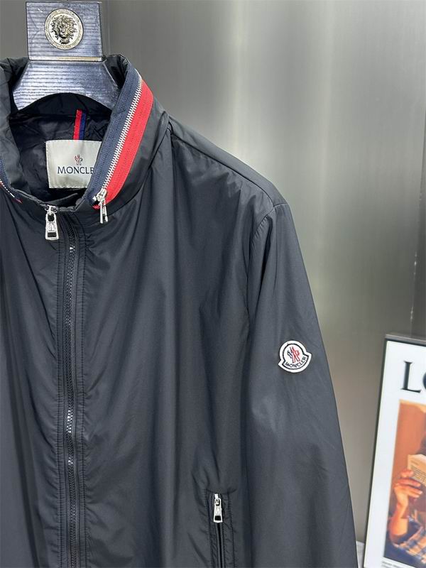 Les vestes Moncler allient élégance et modernité. Leur design sophistiqué et leurs matériaux haut de gamme en font un choix incontournable.pas cher.le moins cher.