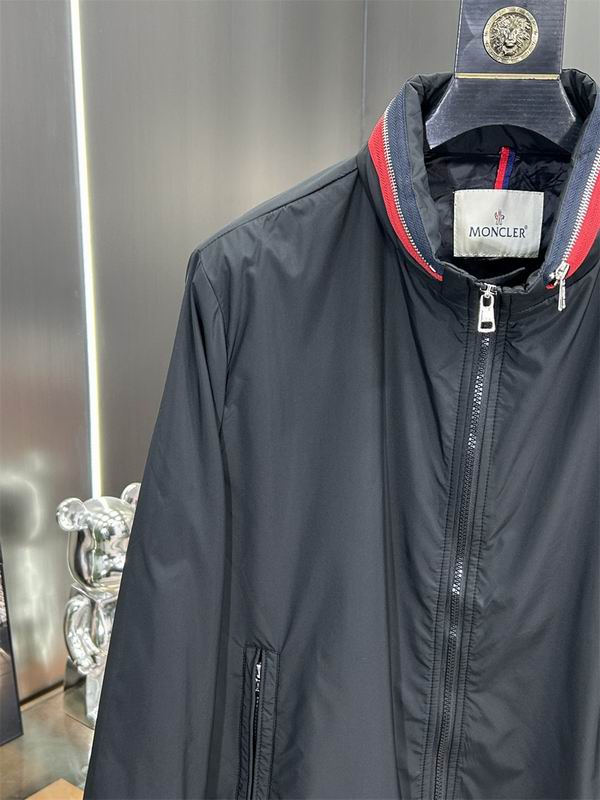 Les vestes Moncler allient élégance et modernité. Leur design sophistiqué et leurs matériaux haut de gamme en font un choix incontournable.pas cher.le moins cher.