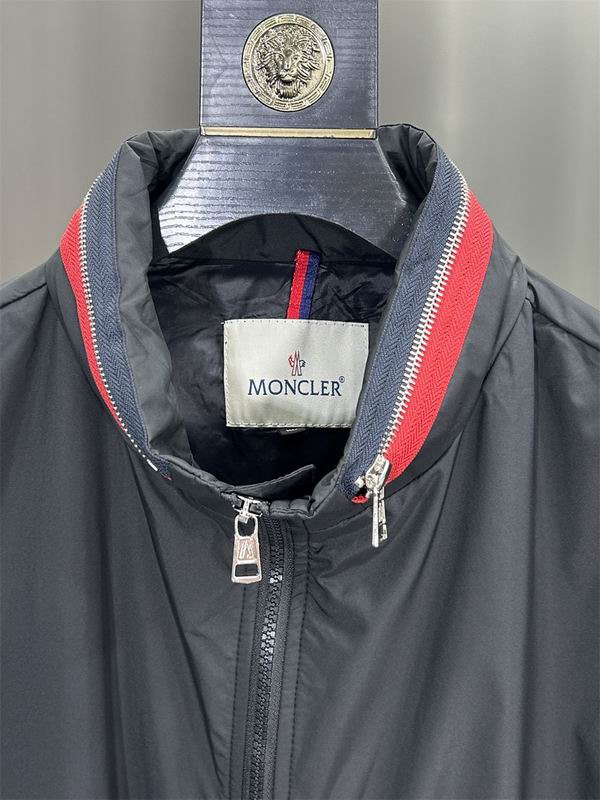 Les vestes Moncler allient élégance et modernité. Leur design sophistiqué et leurs matériaux haut de gamme en font un choix incontournable.pas cher.le moins cher.