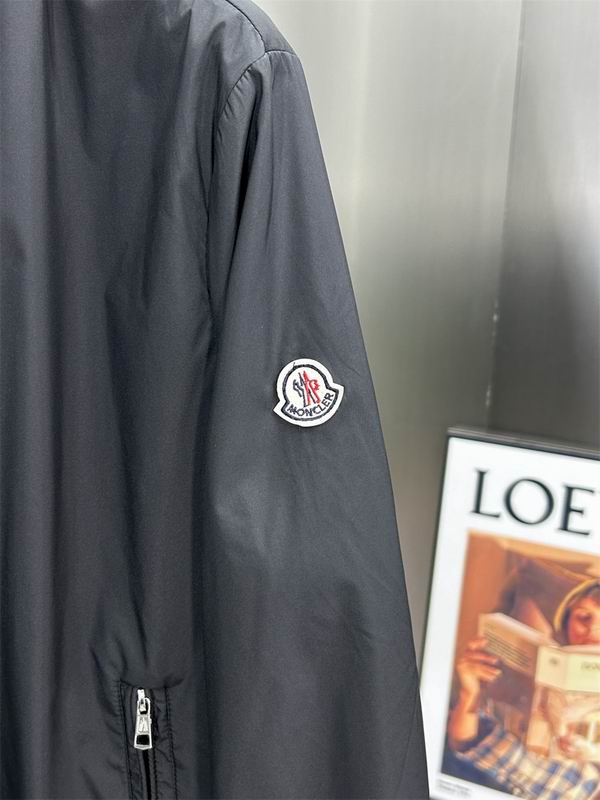 Les vestes Moncler allient élégance et modernité. Leur design sophistiqué et leurs matériaux haut de gamme en font un choix incontournable.pas cher.le moins cher.