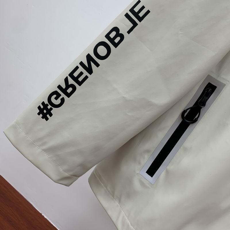 Les vestes Moncler allient élégance et modernité. Leur design sophistiqué et leurs matériaux haut de gamme en font un choix incontournable.pas cher.le moins cher.