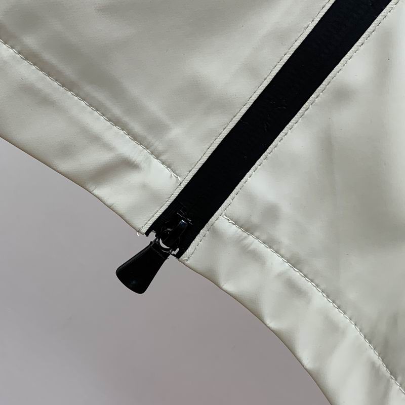 Les vestes Moncler allient élégance et modernité. Leur design sophistiqué et leurs matériaux haut de gamme en font un choix incontournable.pas cher.le moins cher.