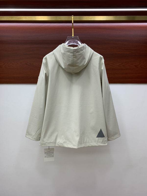 Les vestes Moncler allient élégance et modernité. Leur design sophistiqué et leurs matériaux haut de gamme en font un choix incontournable.pas cher.le moins cher.
