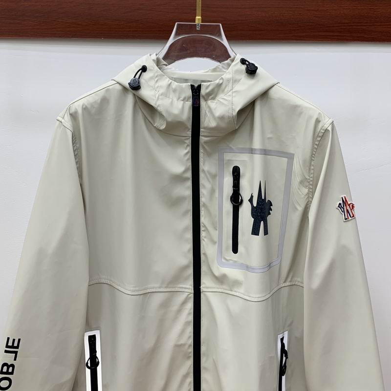 Les vestes Moncler allient élégance et modernité. Leur design sophistiqué et leurs matériaux haut de gamme en font un choix incontournable.pas cher.le moins cher.