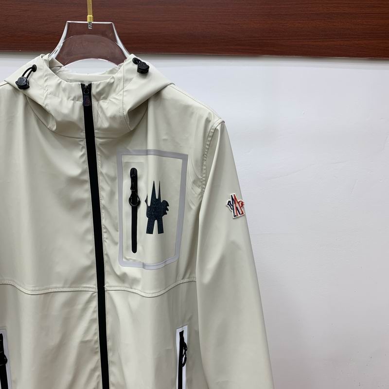 Les vestes Moncler allient élégance et modernité. Leur design sophistiqué et leurs matériaux haut de gamme en font un choix incontournable.pas cher.le moins cher.