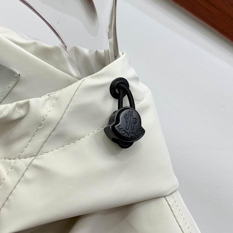 Les vestes Moncler allient élégance et modernité. Leur design sophistiqué et leurs matériaux haut de gamme en font un choix incontournable.pas cher.le moins cher.