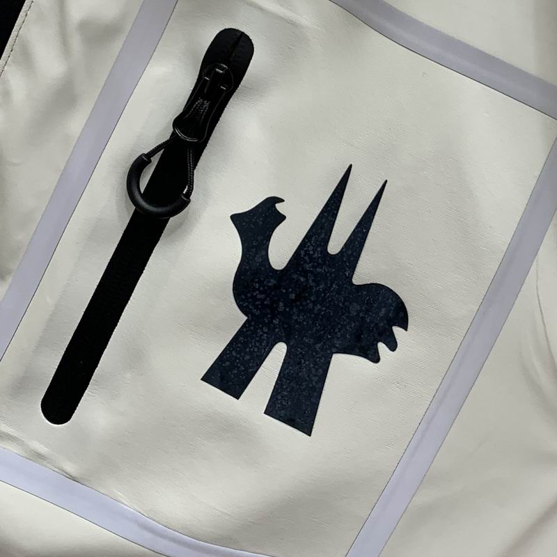 Les vestes Moncler allient élégance et modernité. Leur design sophistiqué et leurs matériaux haut de gamme en font un choix incontournable.pas cher.le moins cher.