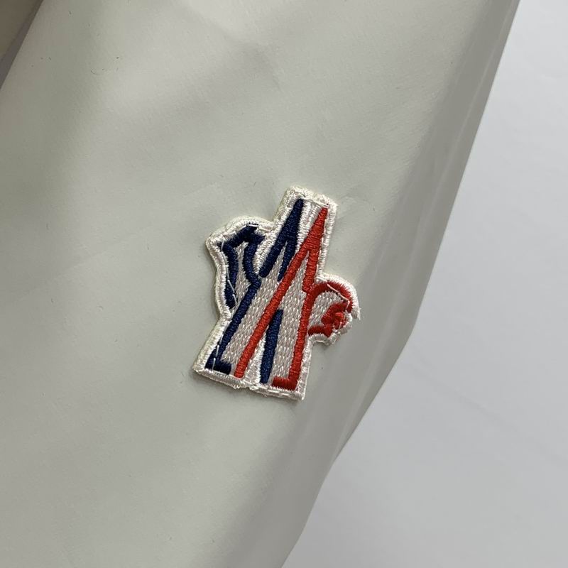 Les vestes Moncler allient élégance et modernité. Leur design sophistiqué et leurs matériaux haut de gamme en font un choix incontournable.pas cher.le moins cher.