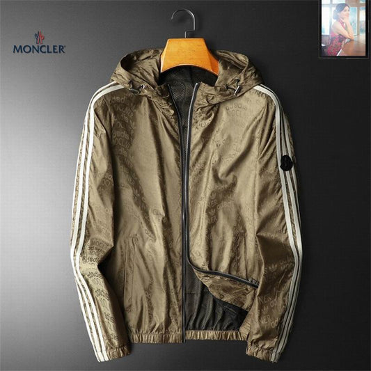 Les vestes Moncler allient élégance et modernité. Leur design sophistiqué et leurs matériaux haut de gamme en font un choix incontournable.pas cher.le moins cher.