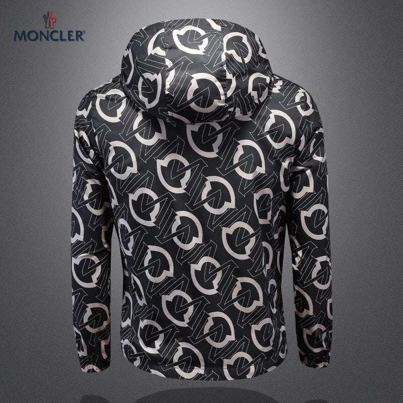 Les vestes Moncler allient élégance et modernité. Leur design sophistiqué et leurs matériaux haut de gamme en font un choix incontournable.pas cher.le moins cher.