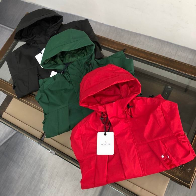 Les vestes Moncler allient élégance et modernité. Leur design sophistiqué et leurs matériaux haut de gamme en font un choix incontournable.pas cher.le moins cher.