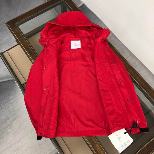 Les vestes Moncler allient élégance et modernité. Leur design sophistiqué et leurs matériaux haut de gamme en font un choix incontournable.pas cher.le moins cher.