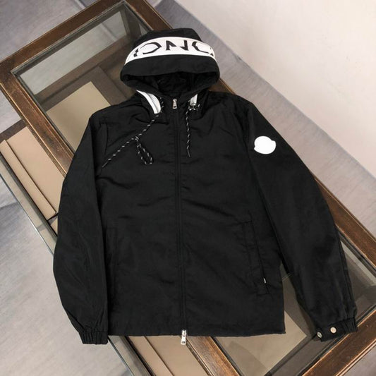 Les vestes Moncler allient élégance et modernité. Leur design sophistiqué et leurs matériaux haut de gamme en font un choix incontournable.pas cher.le moins cher.