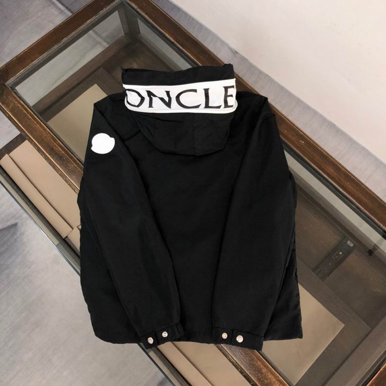 Les vestes Moncler allient élégance et modernité. Leur design sophistiqué et leurs matériaux haut de gamme en font un choix incontournable.pas cher.le moins cher.
