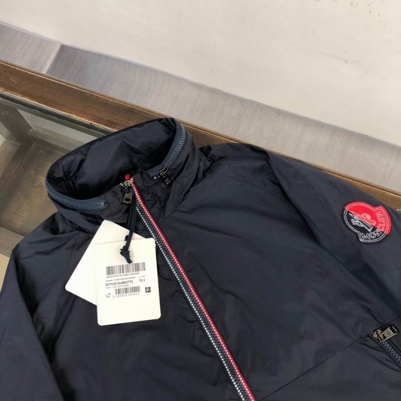 Les vestes Moncler allient élégance et modernité. Leur design sophistiqué et leurs matériaux haut de gamme en font un choix incontournable.pas cher.le moins cher.