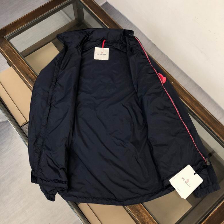 Les vestes Moncler allient élégance et modernité. Leur design sophistiqué et leurs matériaux haut de gamme en font un choix incontournable.pas cher.le moins cher.